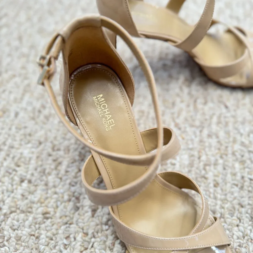 MICHAEL KORS Kinsley‎ Faux Patent Leather Sandal Size 9M Beige Strap
